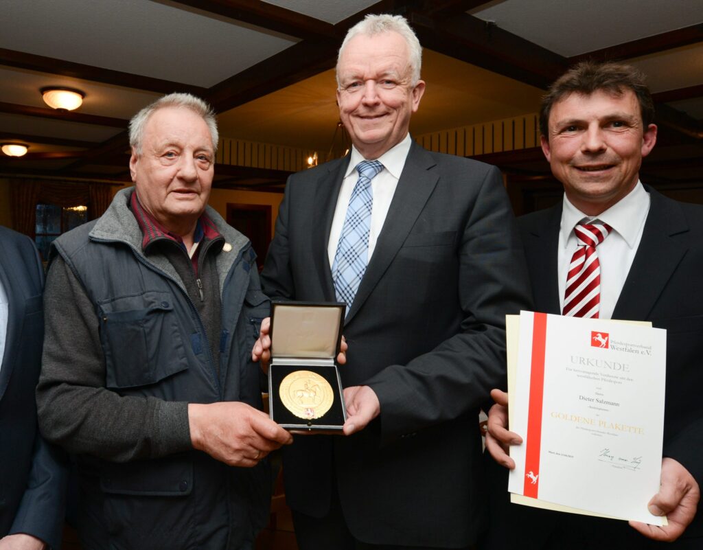 Übergabe der Goldene Verdienstplakette. Dieter Salzmann, Präsidiumsmitglied Dr. Johannes Brinkmann und 1. Vors. KRV Recklinghausen Knut Wingender